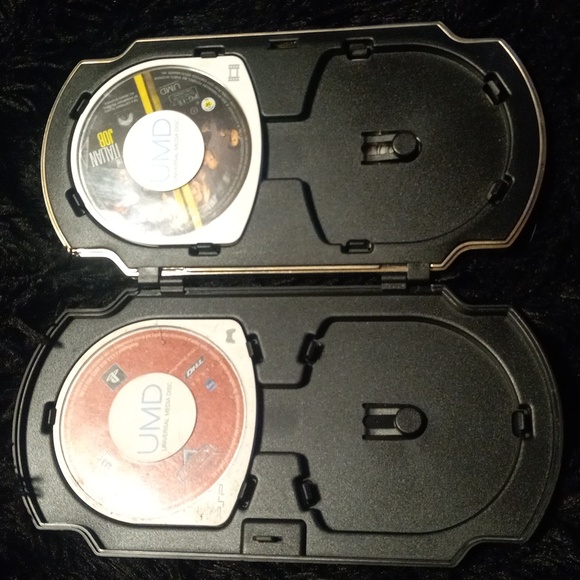 Play station portable case that has 6 discs but holds 8 discs - Picture 2 of 4